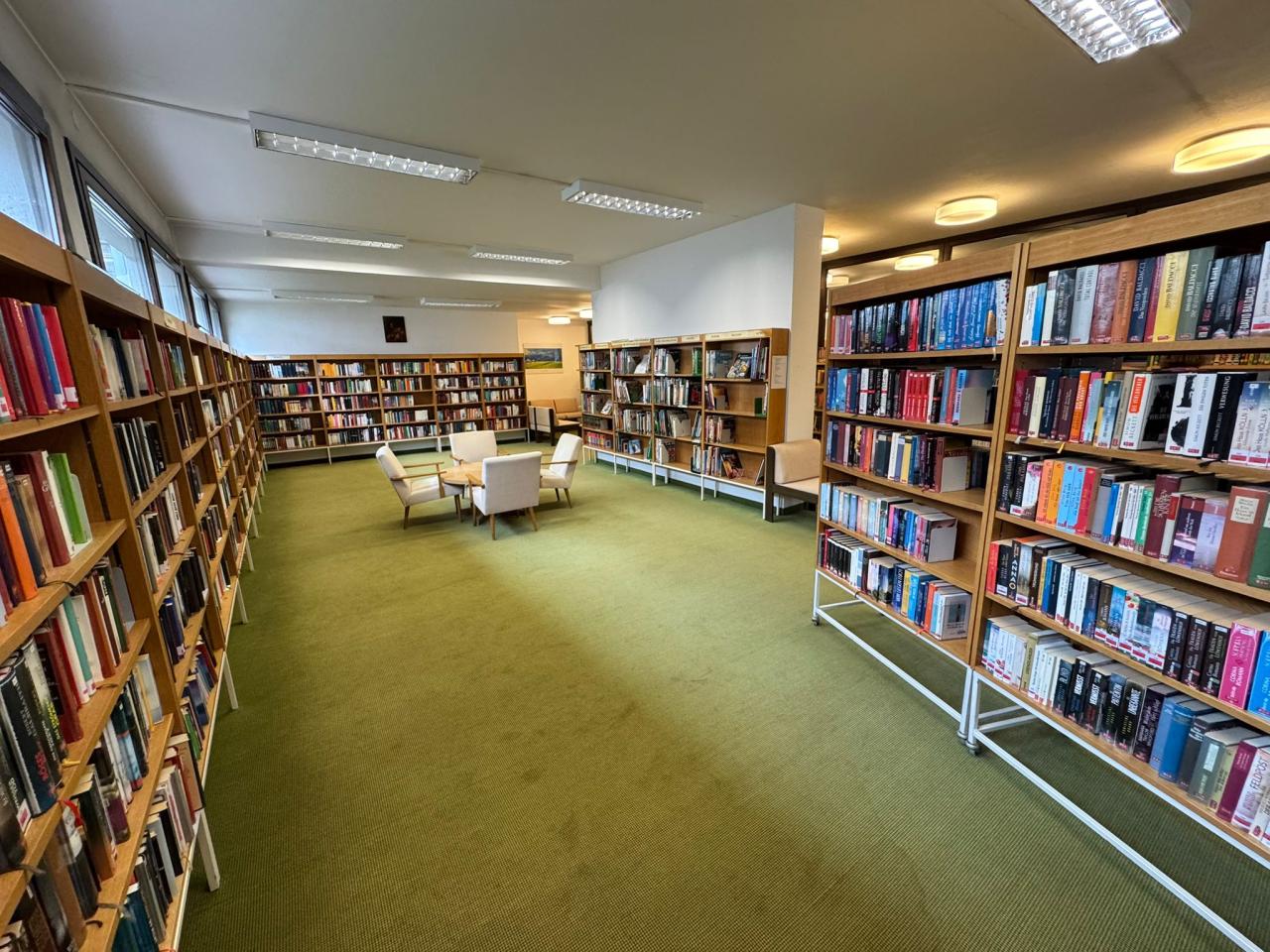 Buchregal mit Romanen