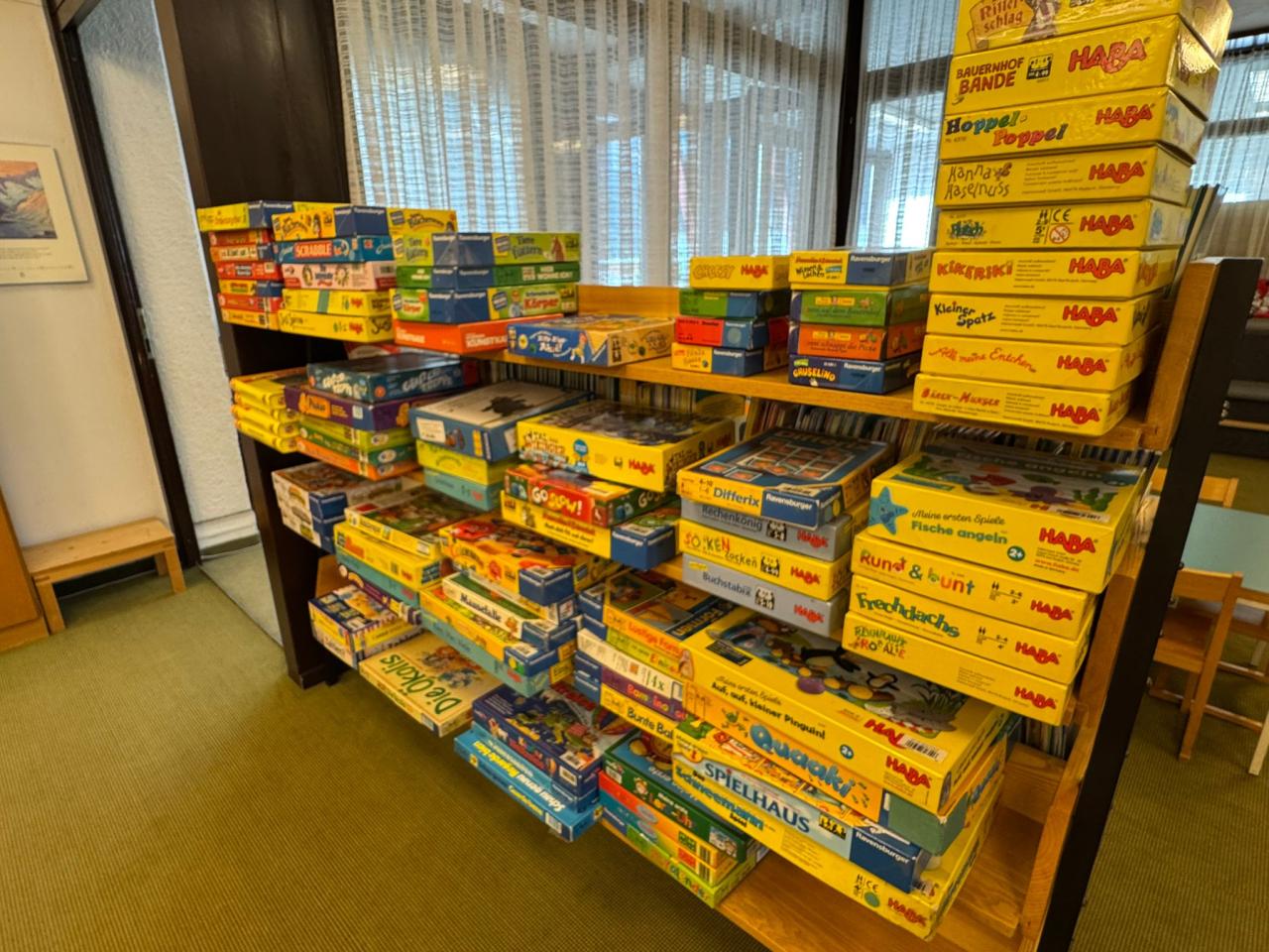 Buchregal mit Spielen